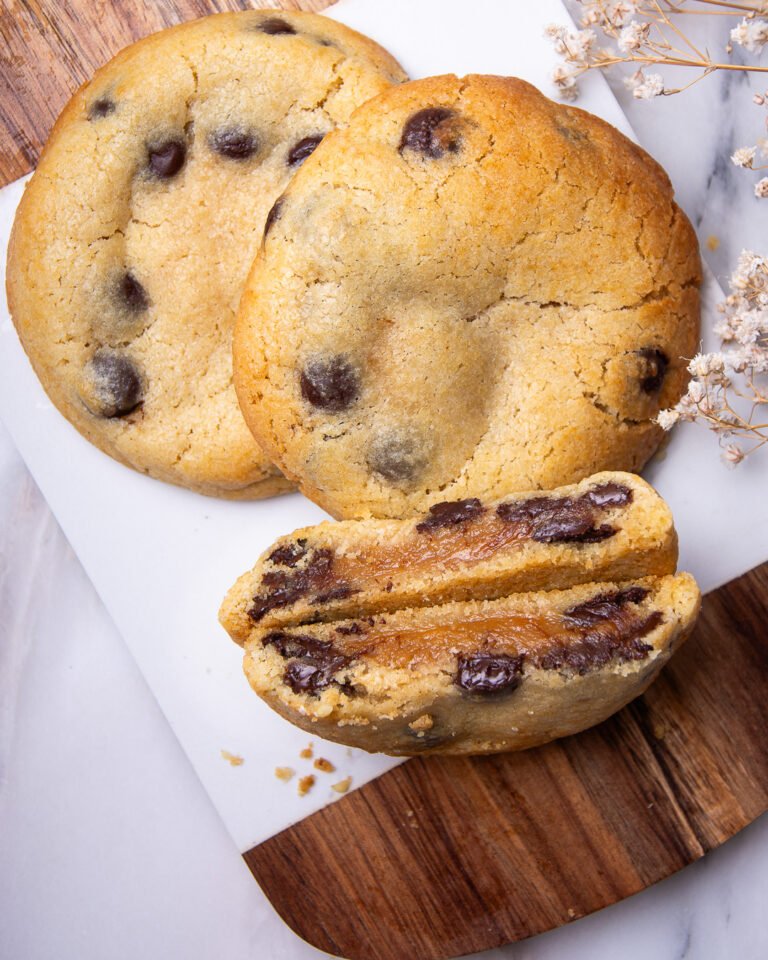 Cookies clássicos mostrando o recheio