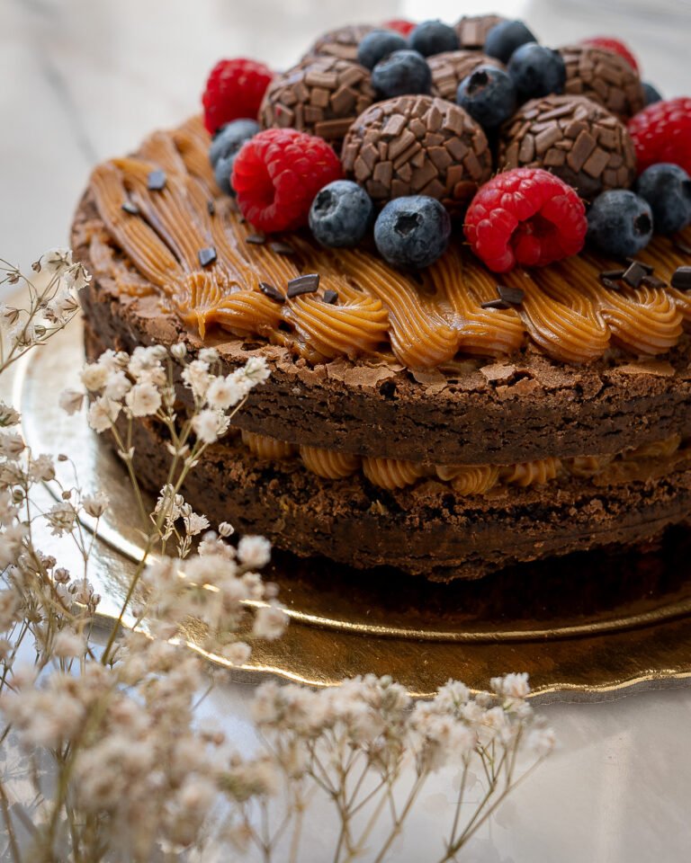 Bolo de Brownie com topping de frutos vermelho e brigadeiros